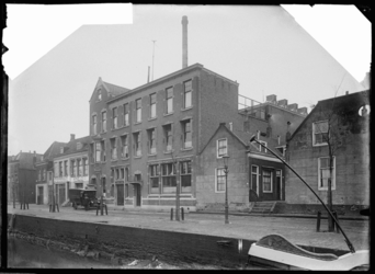1976-10998 Stoomwasserij De Nijverheid aan de Achterhaven aan de oostzijde, rechts een der hofjes Van Duijl.