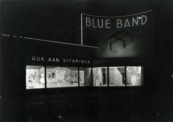 1976-11007 De Coolsingel westzijde met reclame voor Blue Band margarine.