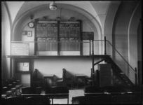 1976-11034 Een zaal in het gebouw van de Rotterdamsche Vereeniging voor den Termijnhandel in granen in de Beurs aan het ...