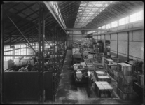 1976-11038 Interieur van het magazijn van Ford Motor Compagnie aan de Van Helmontstraat.