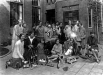 1976-11088 Studentes van de kweekschool voor onderwijzeressen van het r.k. Instituut Sint Lucia aan de Aert van Nesstraat.