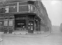 1976-11168 Gezicht op de Bellevoysstraat met het winkelpand van J. Groenewold in comestibles aan de Schermlaan nummer 55.