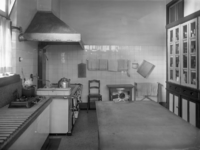 1976-11197 Interieur van het Hervormd Burger Weeshuis aan de Voorhaven nummer 57. Keuken.