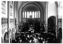 1976-11225 Priesterfeest in de kerk van de H. Laurentius en Sint-Elisabeth aan de Mathenesserlaan.