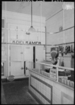 1976-11266 Koelcel van de firma Kelvinator in een slagerij.