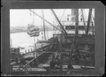 1976-11331 Lossen van een salpeterboot.