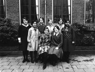 1976-11360 Studentes van de kweekschool voor onderwijzeressen van het r.k. Instituut Sint Lucia aan de Aert van Nesstraat.