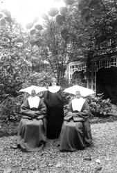 1976-11379 Zusters van het Sint Mariagesticht in de tuin van het klooster aan Robert Fruinstraat.