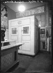 1976-11405 Koelcel van Buvoko in het interieur van de slagerij A. van 't Hoff op nr. 26a van de Beijerlandselaan.