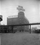 1976-11505 The Vittoria Egyptian cigarettes-fabriek MISS BLANCHE aan de Admiraliteitskade, hoek Infirmeriestraat.