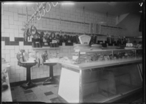1976-11609 Slagerswinkel met links twee snijmachines.