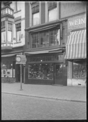 1976-11647 Winkel voor lederwaren Kersholt & Fluitsma aan de Oude Binnenweg 1.