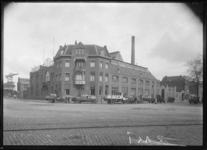 1976-11722 Fabriek van melkproducten van de Vereenigde Zuivelbereiders ( R.M.I. ) aan de Persoonsdam op nr. 18. Voor de ...