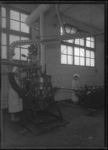 1976-11723 Bereiders in de fabriek van melkproducten van de Vereenigde Zuivelbereiders ( R.M.I. ) aan de Persoonsdam op ...