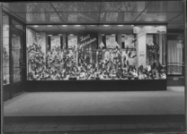 1976-11802 Etalage van Bata schoenenwinkel aan de Korte Hoogstraat 30.