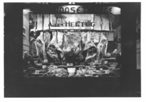 1976-11830 Paasetalage van de slagerij A. den Hertog aan de Gerrit Jan Mulderstraat 14.