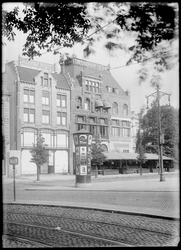 1976-11870 Glas- en porceleinwarenhuis Jungerhans (links) en café-restaurant Caland aan de Coolsingel.
