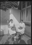 1976-11911 Twee dames schillen aardappelen in de tuin van de familie Jungerhans aan de Heemraadssingel 295.
