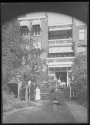 1976-11924 De tuin van de familie Jungerhans aan de Heemraadssingel 295.