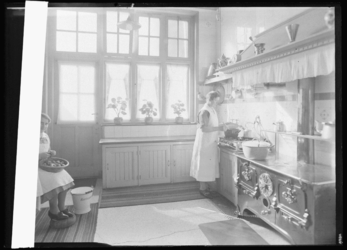 1976-11931 Dienstmeisjes in de keuken van de woning van de familie Jungerhans aan de Heemraadssingel 295.
