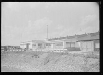 1976-11954 Bij het oliebedrijf van G. Kodde aan het eind van de Galileïstraat op nr. 74.