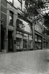 1976-12037 De Grotemarkt met de winkel van A. Schröder.