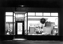 1976-12071 Etalage van de winkel Willem II Billard aan de Nieuwe Binnenweg, speciaal-fabriek voor de fabricage van ...