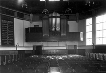 1976-12137 Het orgel in de kerkzaal van de Kapel Spangen aan de Van Lennepstraat.