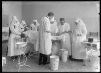 1976-12219 Operatie verricht door dr. Spaapen en dr. Hermans in operatiekamer van het Sint Franciscus Gasthuis.