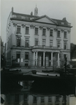 1976-14274 Het hoofdbureau van politie aan het Haagseveer, op de voorgrond de Delftsevaart.