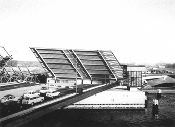 1976-14295 Gezicht op de geopende Beukelsbrug over Delfshavense Schie.