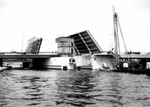 1976-14296 Gezicht op de geopende Beukelsbrug over Delfshavense Schie.