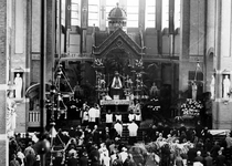 1976-14329 Priesterfeest in de kerk van de H. Laurentius en Sint-Elisabeth aan de Mathenesserlaan.