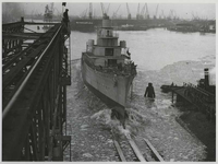 1976-14402 Tewaterlating van een oorlogsschip bij de Rotterdamsche Droogdok Maatschappij.