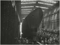 1976-14404 Tewaterlating van een onderzeebootjager uit de onderzeebootloods van de Rotterdamsche Droogdok Maatschappij ...