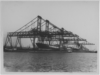 1976-14467 Vier brugkranen bij overslagbedrijf Cornelis Swarttouw, Waalhaven, Pier 6.