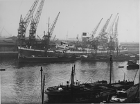 1976-14469 Vrachtschip aan de kade van de Merwehaven, bij Corn. Swarttouw's havenbedrijf voor laad -en loswerkzaamheden.