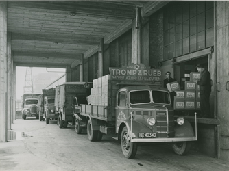 1976-14529 Opladen vrachtauto's met produkten van de azijnfabriek Tromp & Rueb aan de Voorhaven 125.