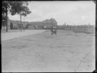 1976-4009 Rochussenstraat ter hoogte van de 's Gravendijkwal. Achter het hondje de bebouwing tussen Saftlevenstraat en ...