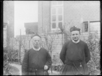 1976-4026 Portret van twee missionarissen.