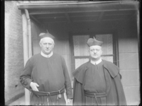 1976-4032 Portret van twee missionarissen.