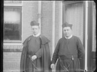 1976-4034 Portret van twee missionarissen.