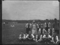 1976-4046 Het elftal van voetbalclub ZW Zwart-Wit uit Rotterdam Zuid.