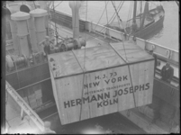 1976-4120 Havenarbeid. Laden en lossen. Met behulp van kranen worden goederen in of uit een zeeschip gebracht.