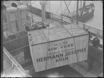 1976-4120 Havenarbeid. Laden en lossen. Met behulp van kranen worden goederen in of uit een zeeschip gebracht.
