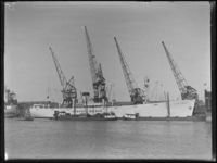 1976-4125 Het schip de Robert Maersk ligt in de Merwehaven langs de kade.