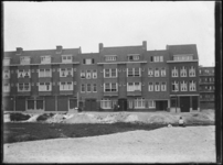 1976-4177 Nieuw gebouwde huizen in de Dunantstraat.