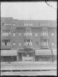 1976-4215 Op de voorgrond etagewoningen en een te koop staand winkelpand, rechts het lampenkappenhuis op nr. 30 aan de ...