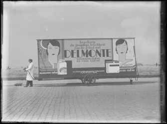 1976-4256 Een wagen met reclame voor gezichtscrème van Delmonte.