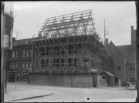 1976-4262 Op de voorgrond de bouw van Sint Franciscus Liefdewerk aan de Beijerlandsestraat op de hoek van de Brabantsestraat.